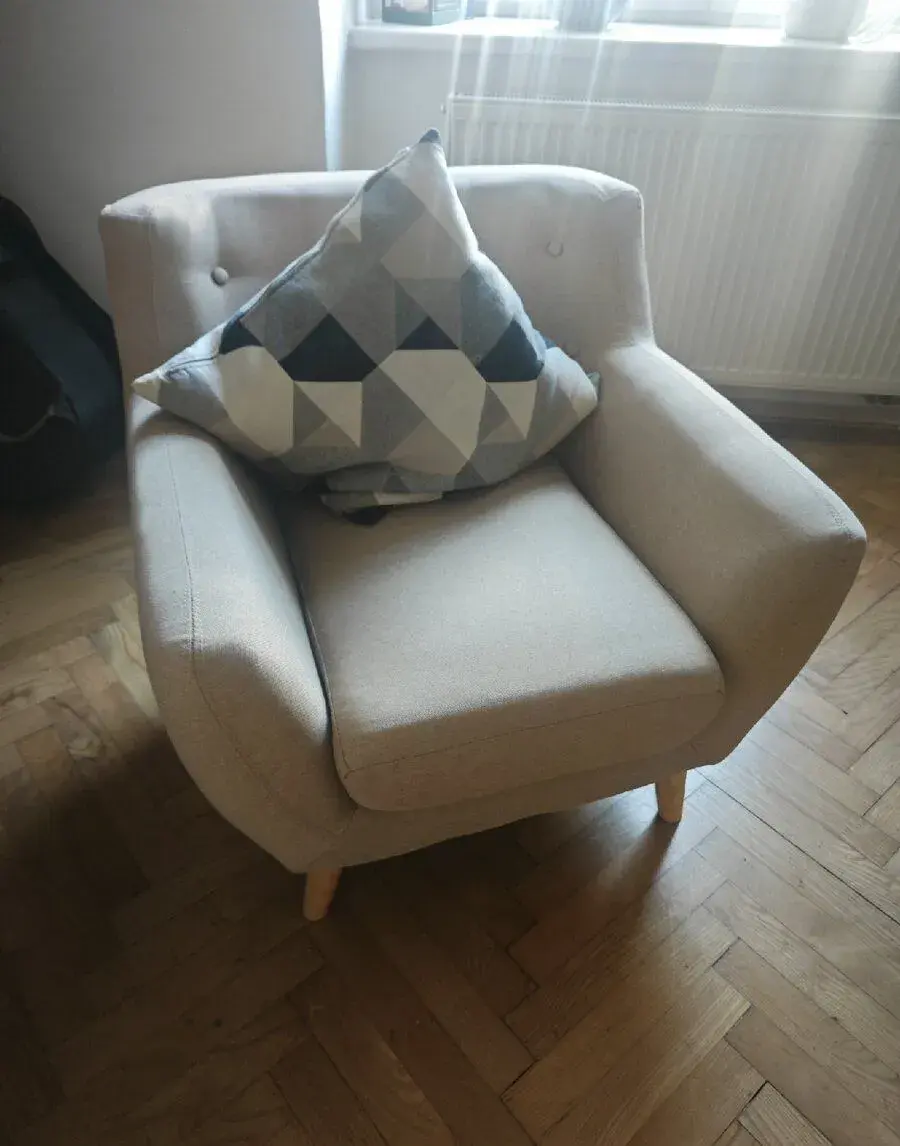 Pohodlné béžové křeslo