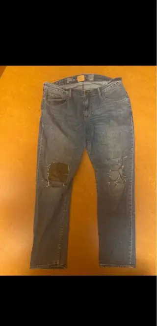 Custom distressed jeans s LV monogram detailem 38/32