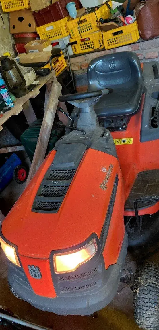 Husqvarna CT126 – zahradní traktor sekačka
