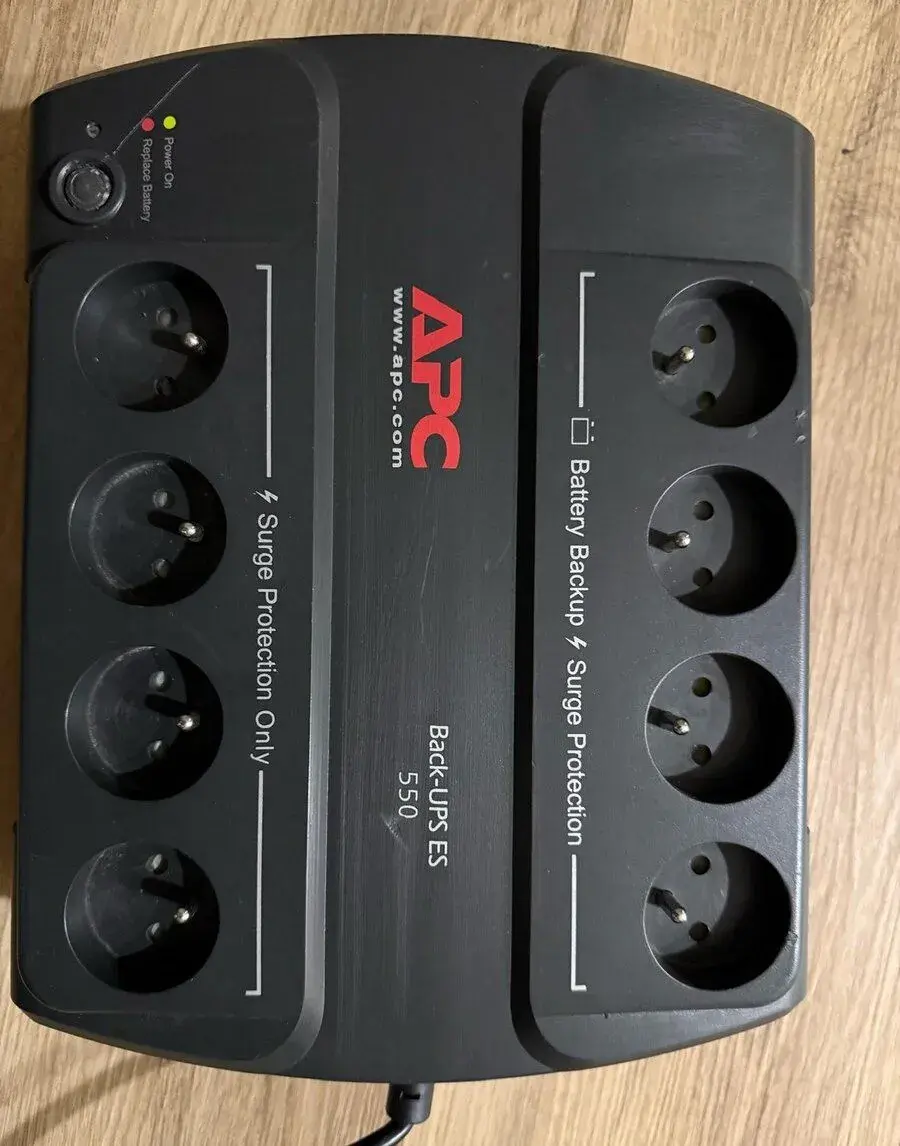UPS APC ES 550 záložní zdroj