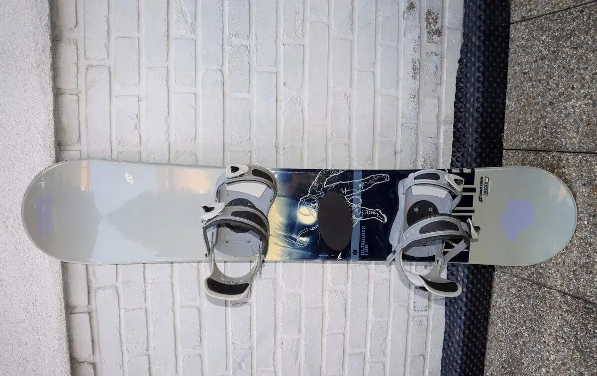 Málo jetý snowboard 150 cm CrazyCreek + vázání CrazyCreek.