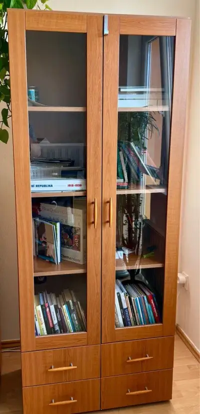 VĚNUJI ZA ODVOZ NÁBYTEK Z OBÝVACÍHO POKOJE