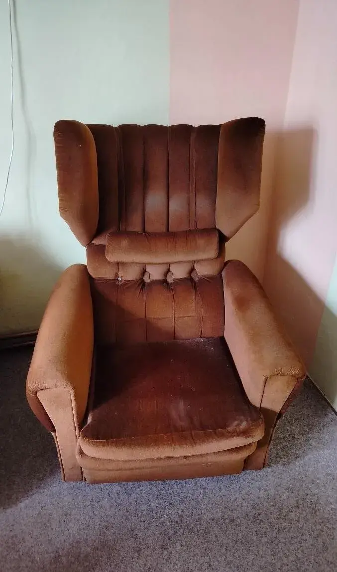 Staré televizní křeslo ušák
