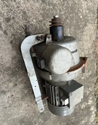 Různé motory do šicích strojů