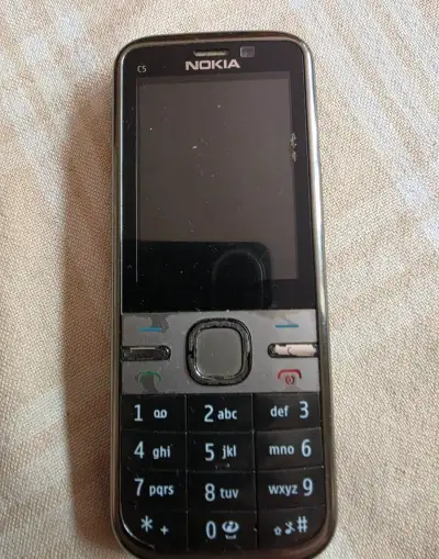 Mobilní tlačítkový telefon Nokia C5-00