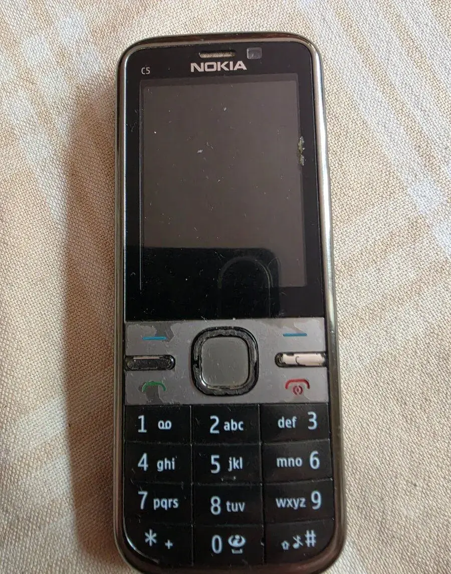 Mobilní tlačítkový telefon Nokia C5-00