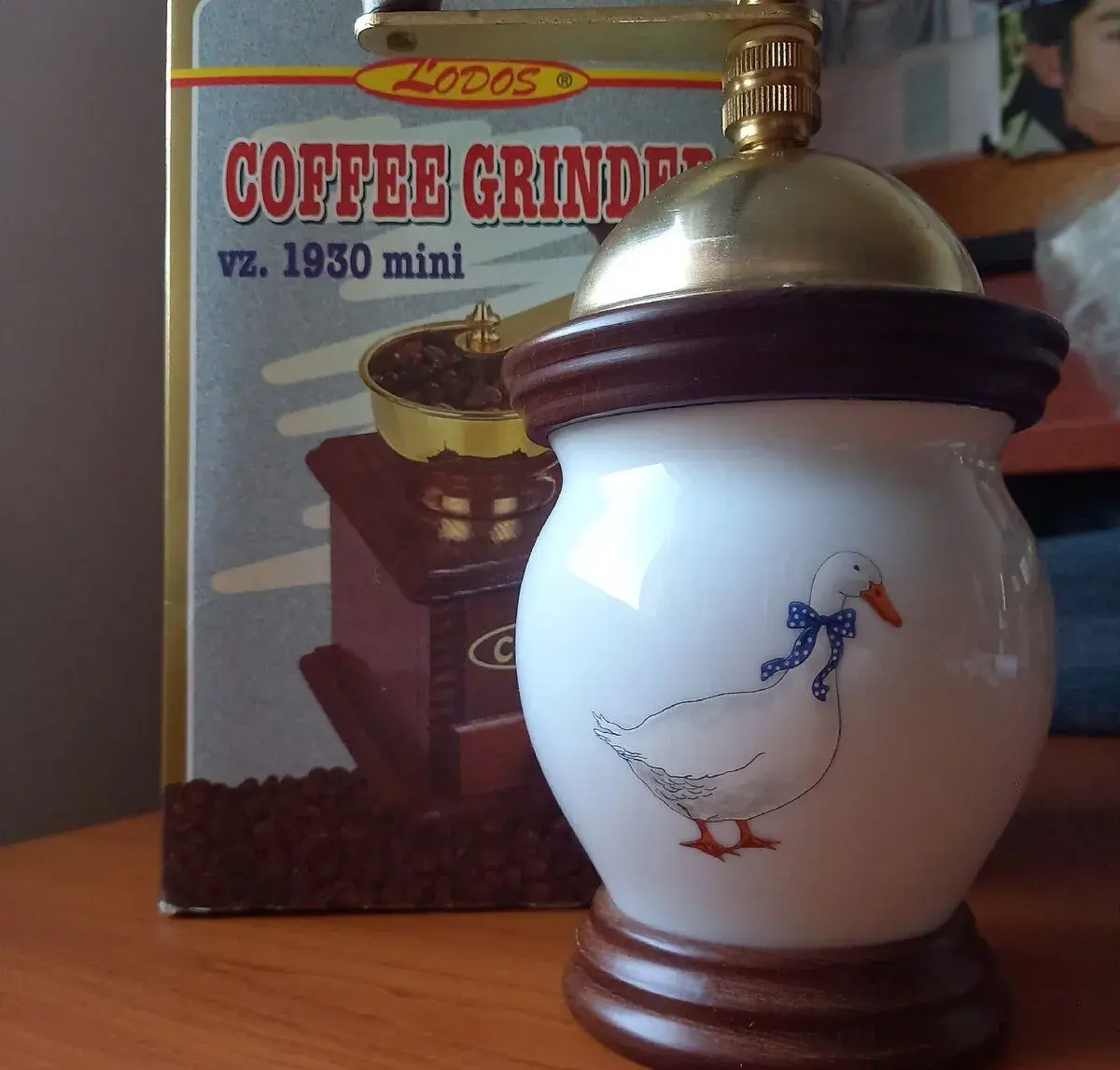 Porcelánový mlýnek na kávu Lodos Buclák (motiv Husa)