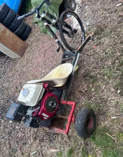 Driftovaci tříkolka, motor ze startérem