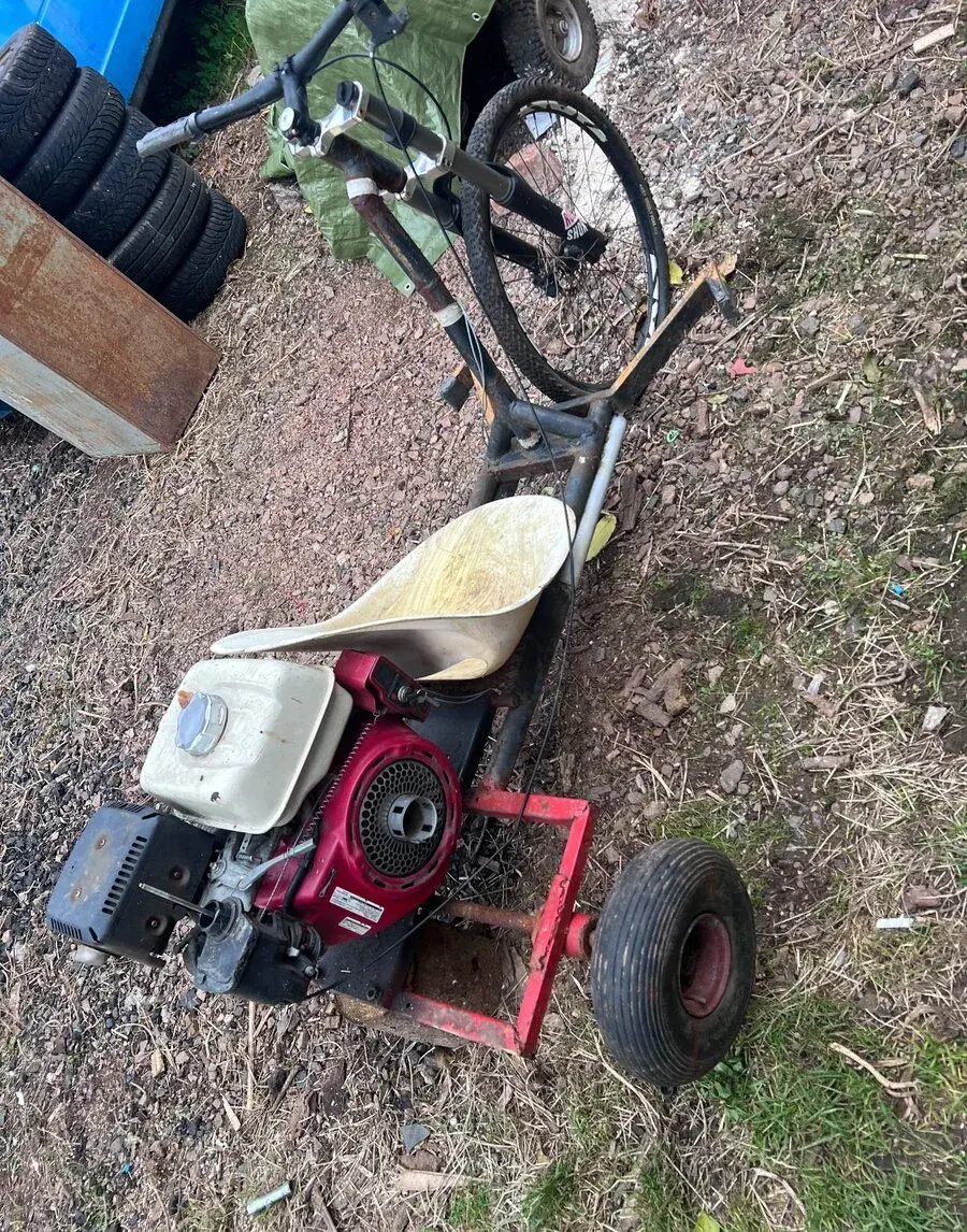 Driftovaci tříkolka, motor ze startérem