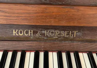 Pianino/klavír Koch a Korselt.