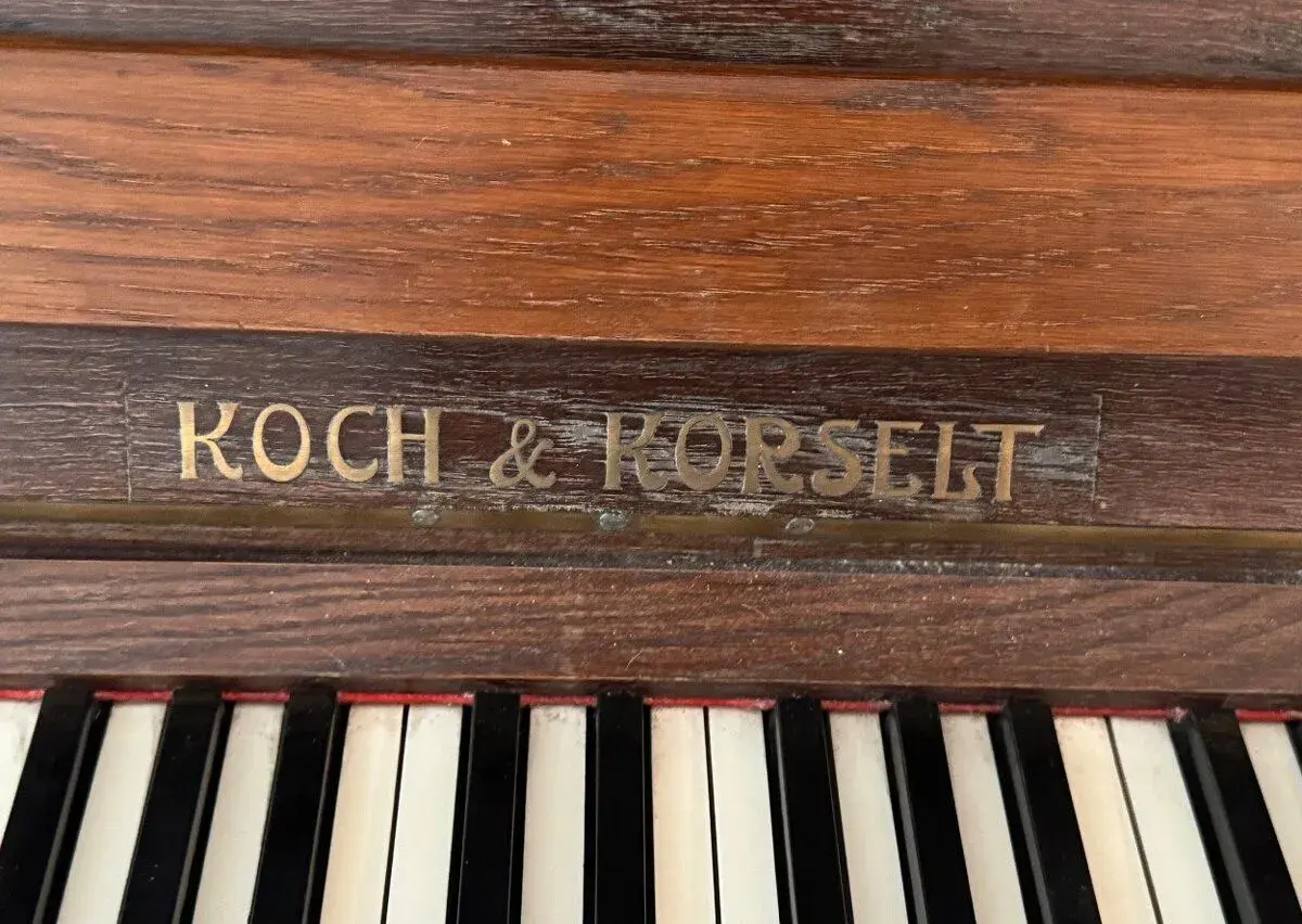 Pianino/klavír Koch a Korselt.