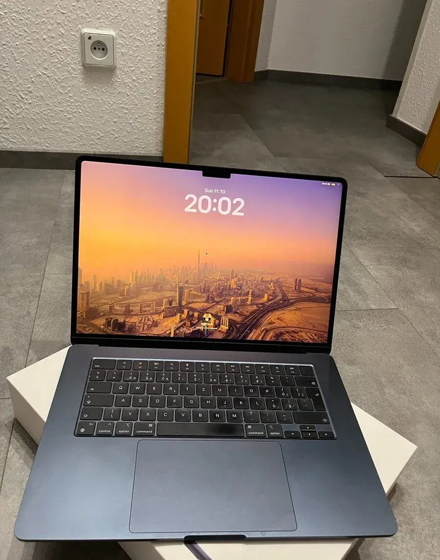 MacBook Air 15" M2, 8 GB / 256 GB, Midnight, CZ klávesnice,