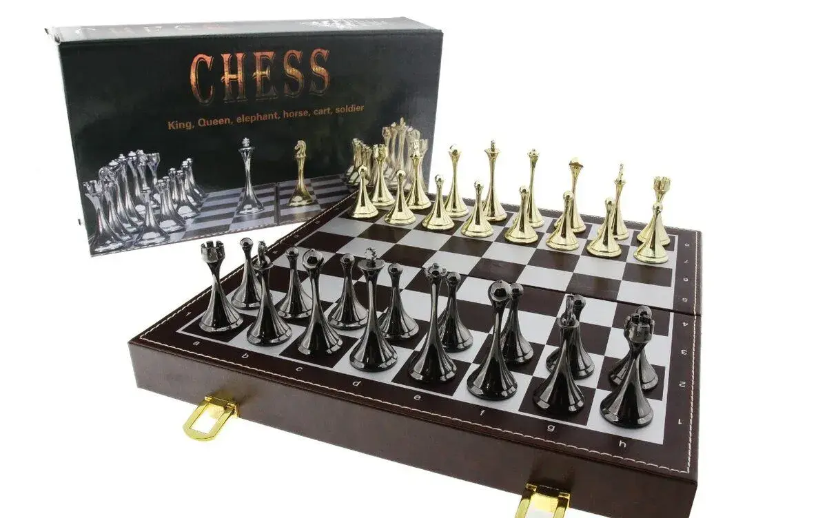 šachový set kůže a kov s magnetickými figurkami
