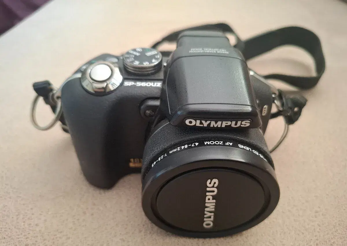 Olympus SP-560UZ + brašna + xD 512MB + čtečka - plně funkční
