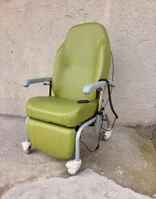 Elektrické polohovací křeslo pojízdné