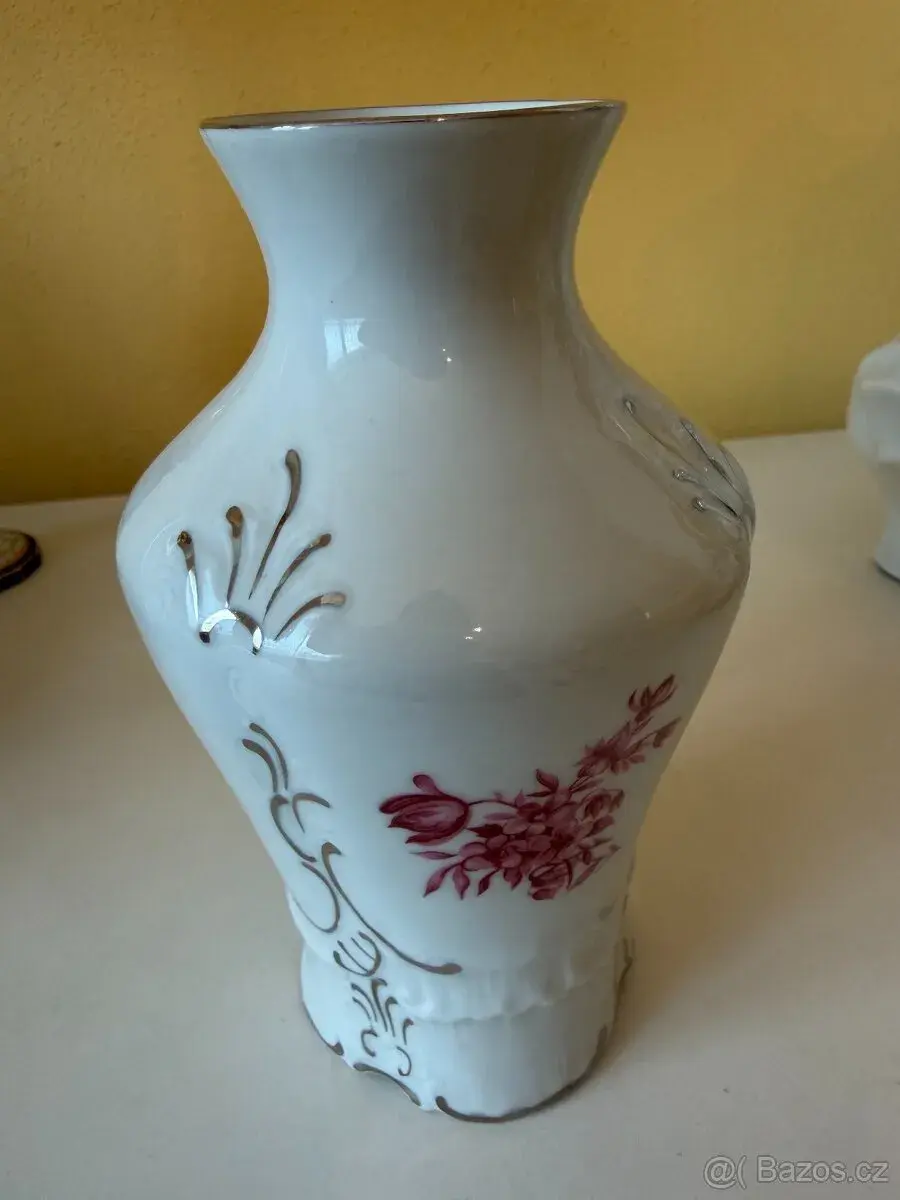 Bílá porcelánová váza Royal Dux s červenými květy