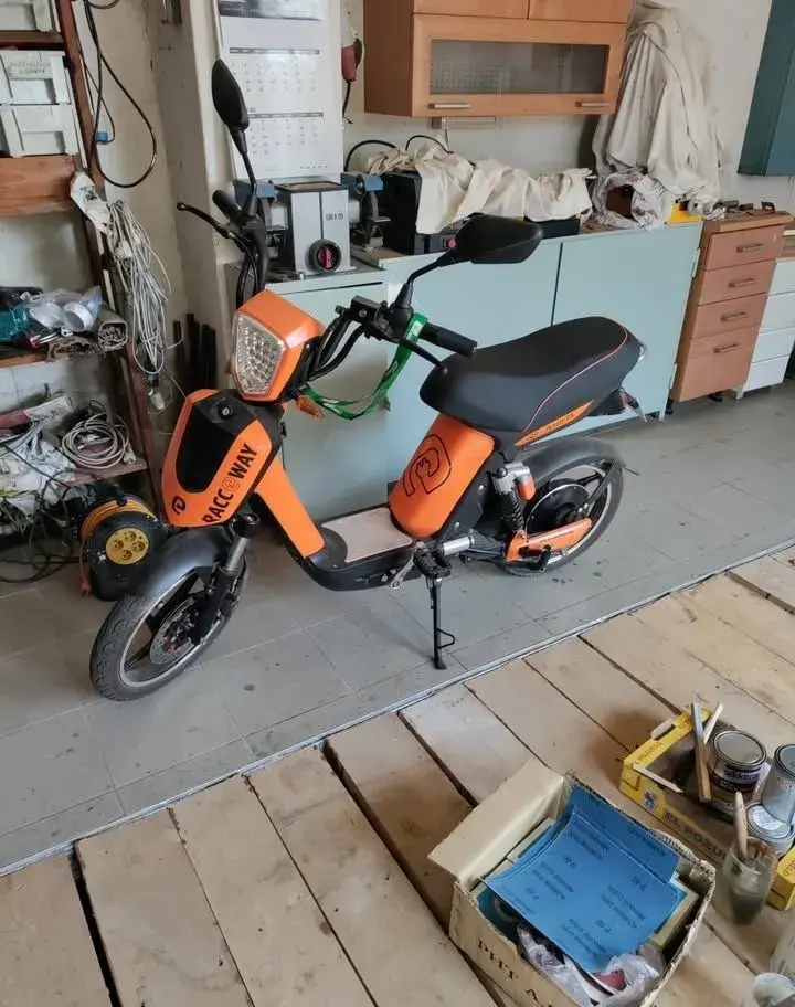 Elektroskútr RACCEWAY E-BABETA, oranžová-lesklá 12 Ah