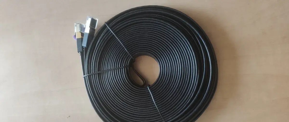 Dlouhý plochý propojovací kabel, černý