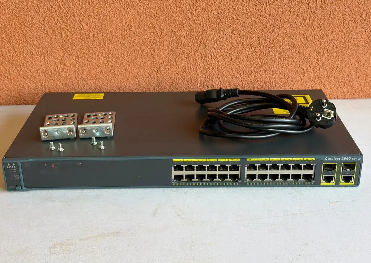Cisco Catalyst 2960 (WS-C2960-24TC-L) – L2 Switch včetně uší