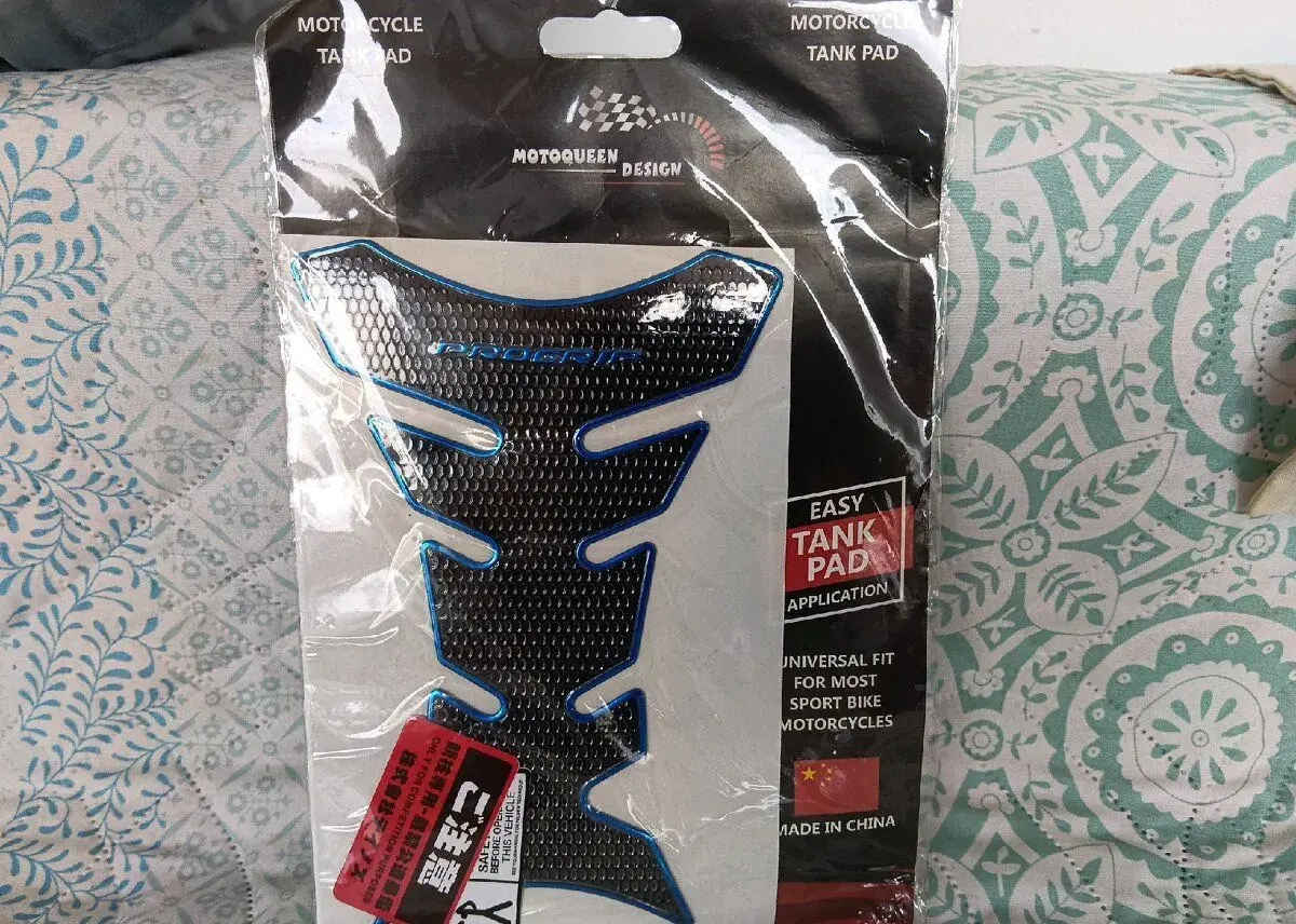 Tankpad na nádrž motocyklu + dárek zdarma.