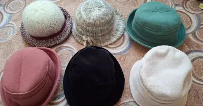 Dámské klobouky a čepice, vel. 70