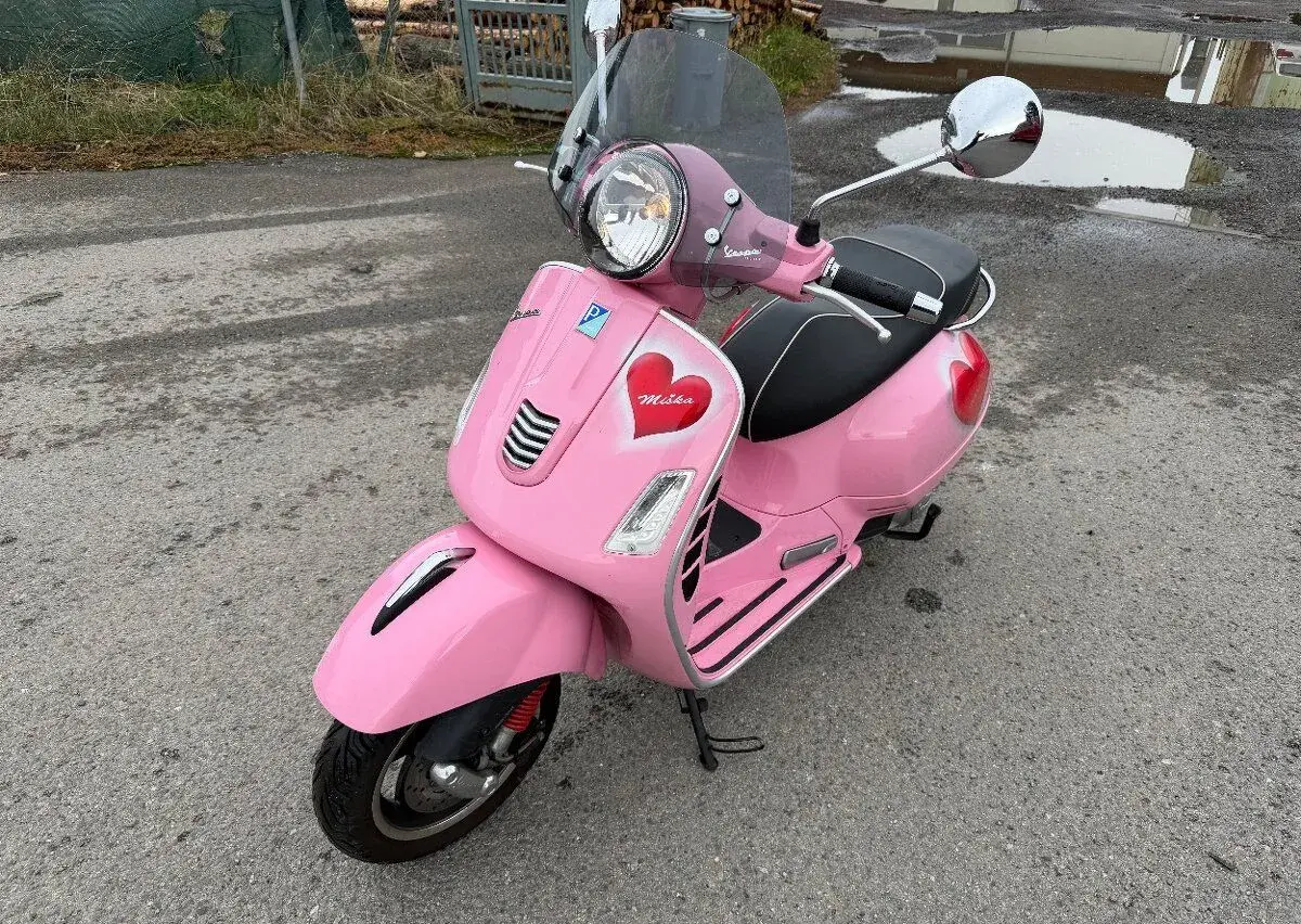 Vespa 125 GTS rv:2017/3 lehce havarované plné pojízdné