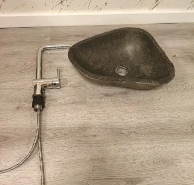 Umyvadlo z přírodního kamene + Zánovní Baterie