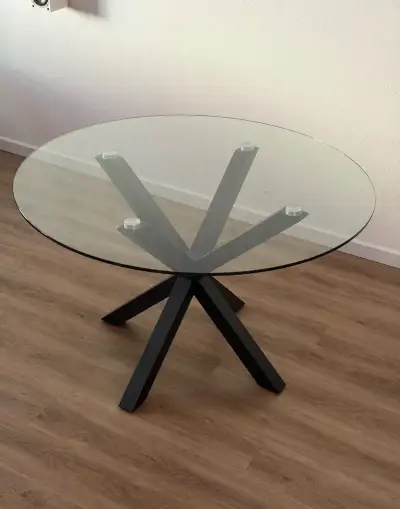 Skleněný jídelní stůl Kave Home 120 cm