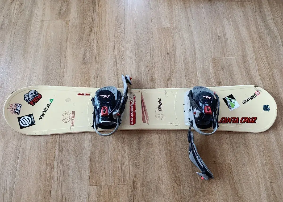 Snowboard s vázáním