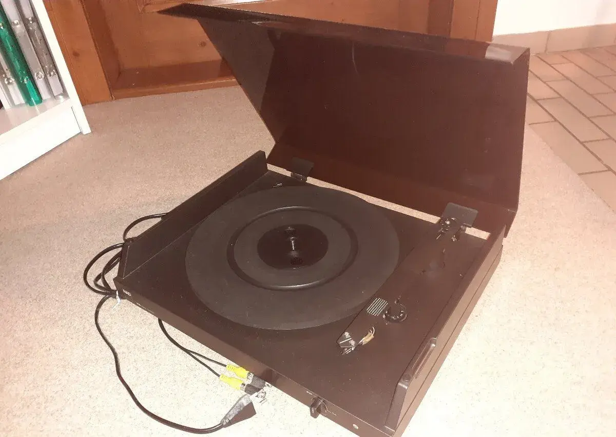 Gramo Nad 5120 stereo se zabudovaným předzesilovačem