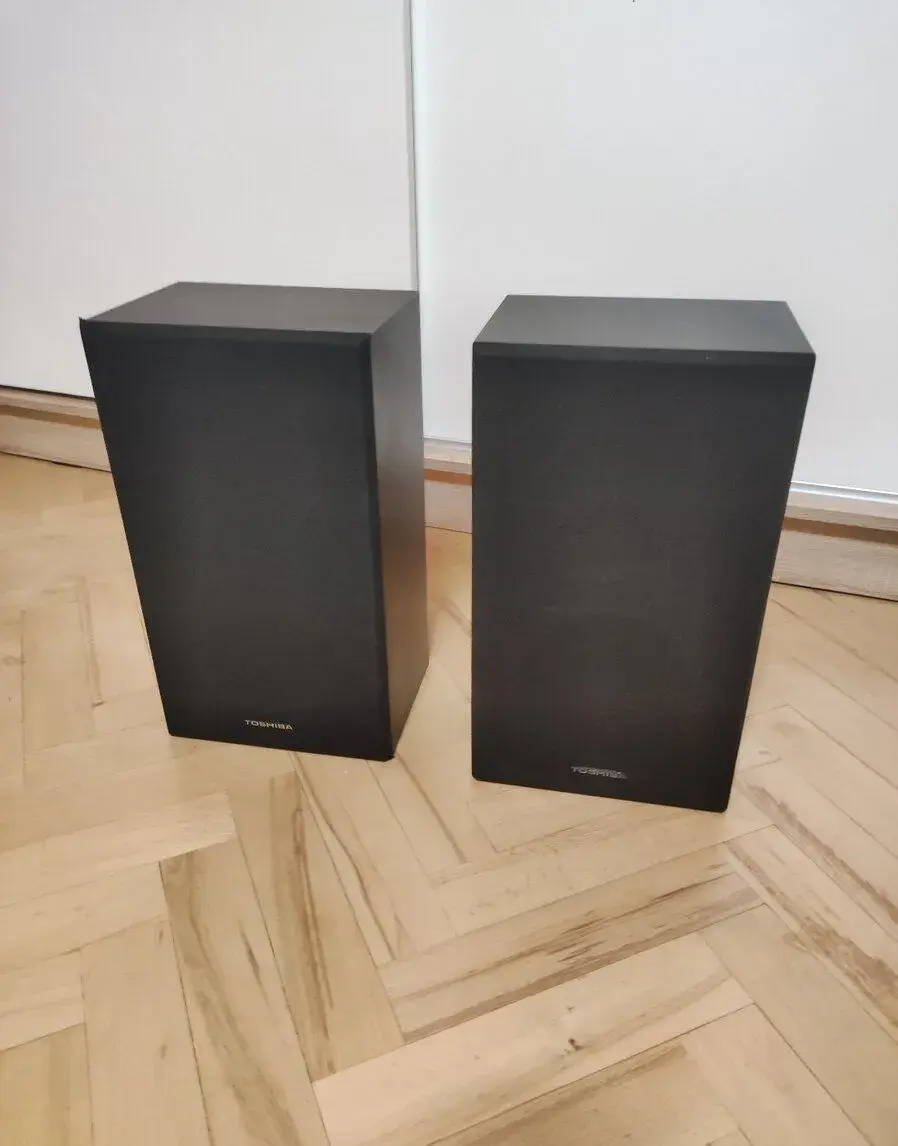 Toshiba – pár třípásmových reprobeden, 8 ohm