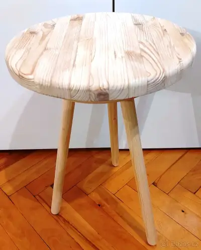 Květinový stolek na trojnožce.,.