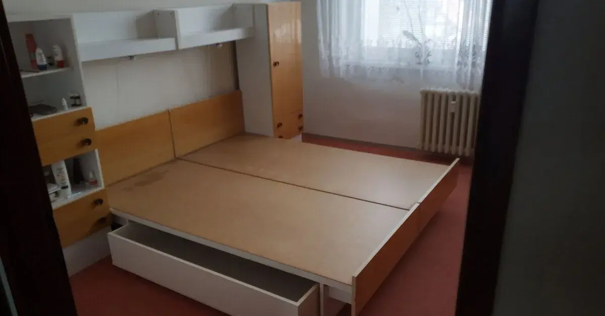 Ložnicová stěna pěkný stav