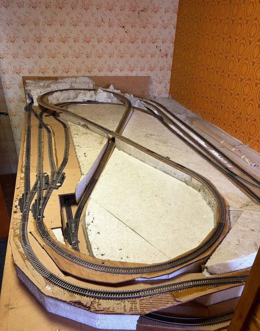 Modelové kolejiště H0 283 × 140 cm – rozestavěné