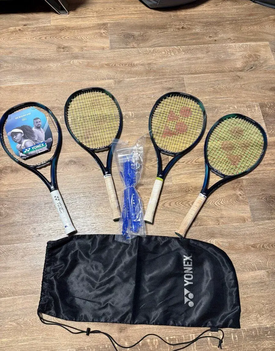 Yonex EZONE 100 SL 2022 – 4 rakety, grip G1 + 3 věnce