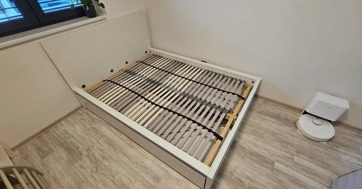 Postel IKEA MALM 140x200 cm + 4 šuplíky + rošty LÖNSET