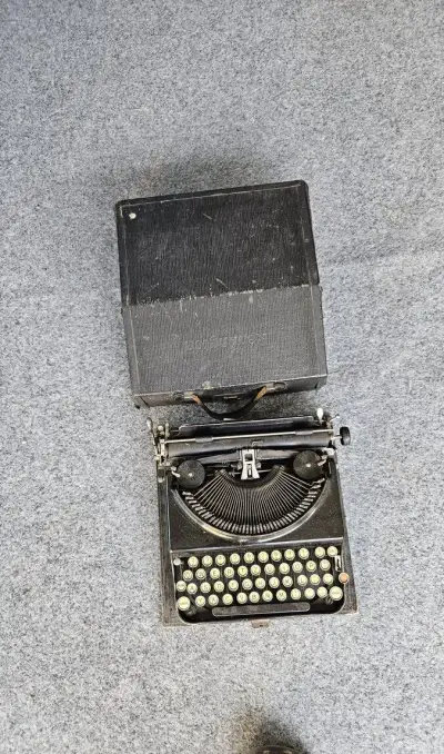 Starožitný kufříkový psací stroj