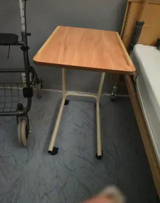 Chodítko pro seniory s odkladacim pultem