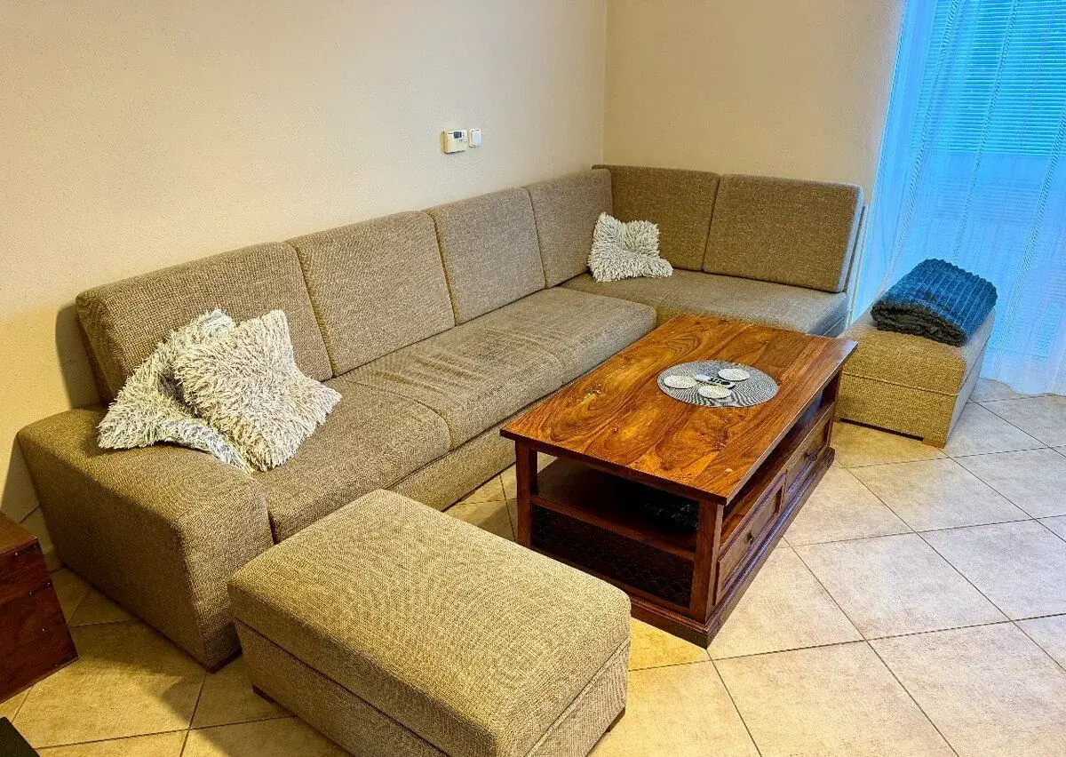 Prodej velké rohové sedačky + 2 taburety + polstrovaný bobek