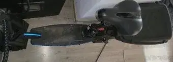 Malá elektrokoloběžka se sedátkem a dvěma bateriemi
