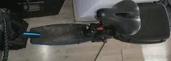 Malá elektrokoloběžka se sedátkem a dvěma bateriemi