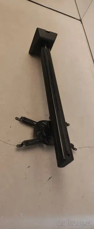 Držák na projektor