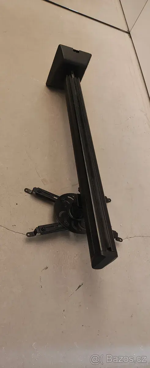 Držák na projektor