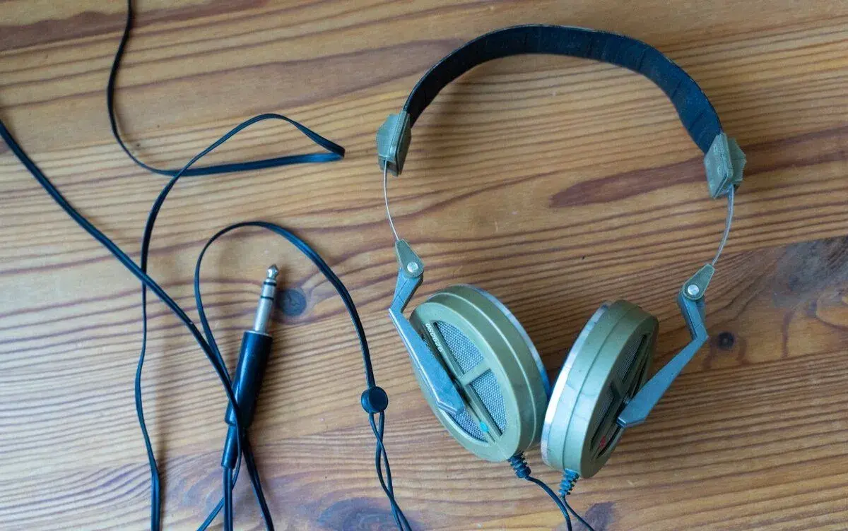 Historická stereofonní sluchátka – vintage, vyzkoušená