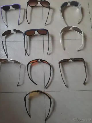 Sluneční brýle a pouzdro s ochranným váčkem na brýle