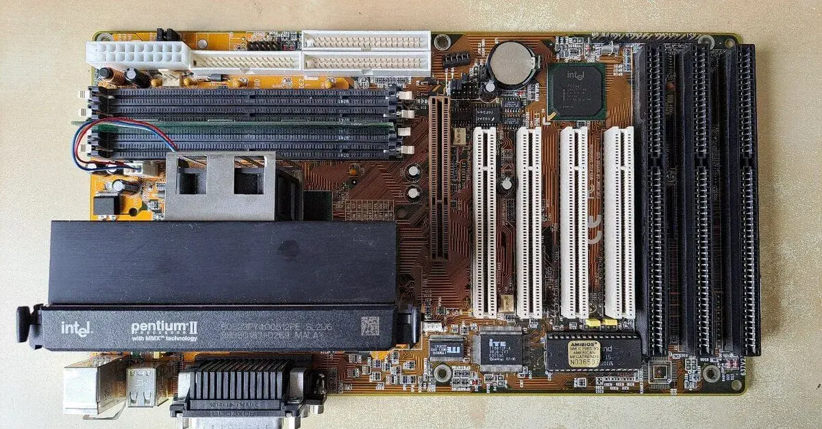 Slot 1 Motherboard - Shuttle HOT-637A + PII 400 MHz 32 MB