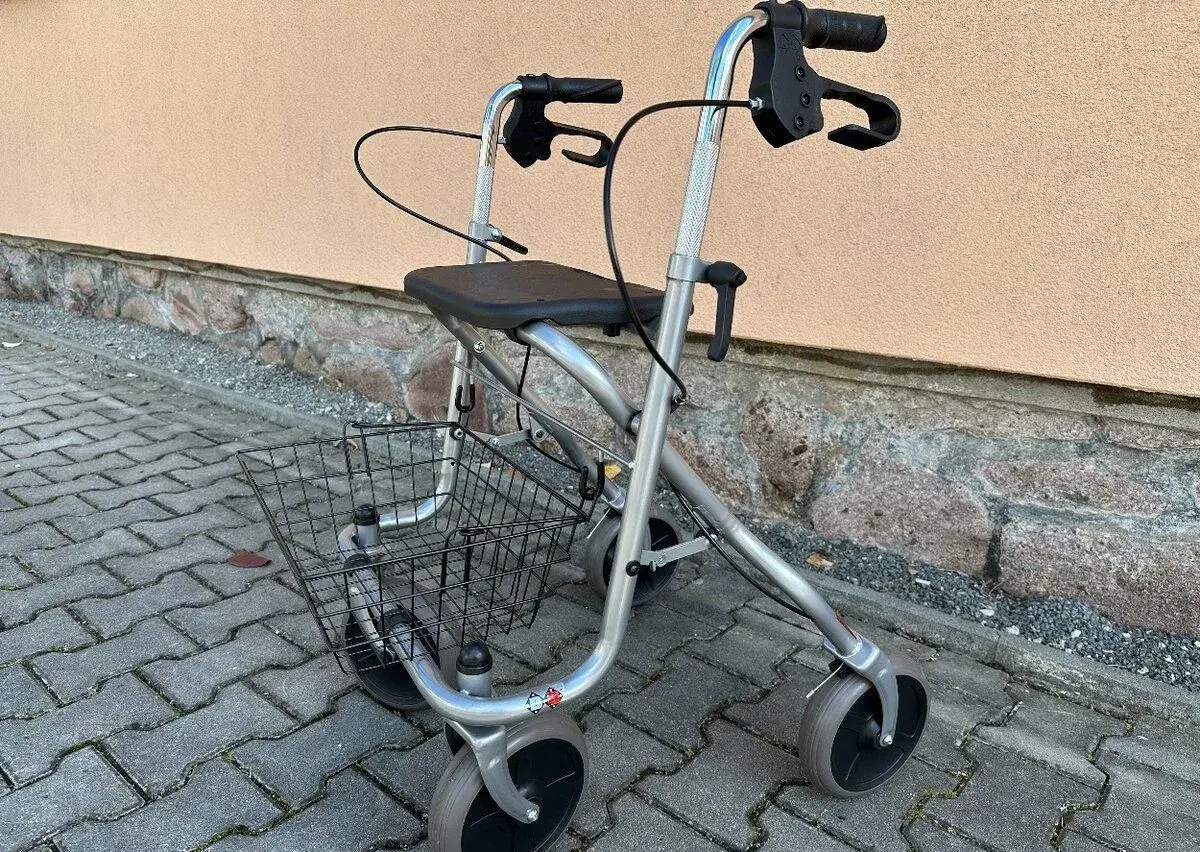 Invalidní chodítko pro seniory a důchodce - skládací