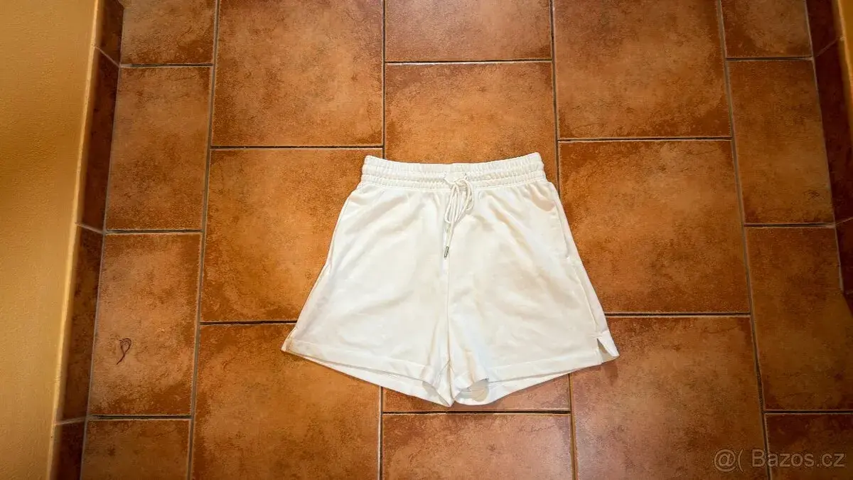Chlapecké bílé teplákové kraťasy H&M vel. S (s menší vadou)