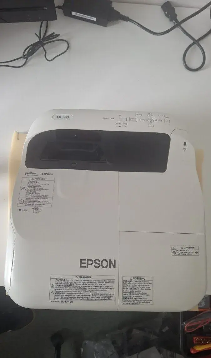 Projektor Epson EB‑580 – short‑throw-krátká projekční vzdále