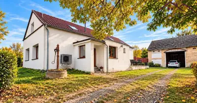 Pronájem prostorného rodinného domu s krytým bazénem a zahra